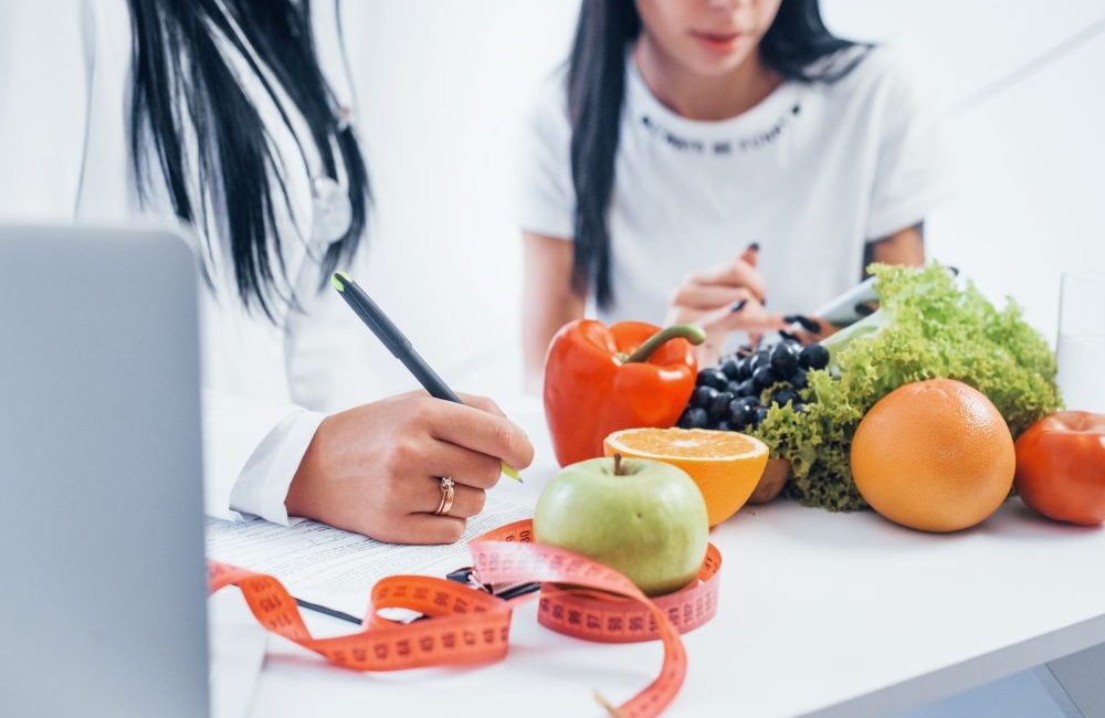 female-nutritionist-gives-consultation-to-patient-2025-03-18-20-32-56-utc-r9fbvz3i2lxhv01cvrme8rze5wn58abysv37z9hqhk