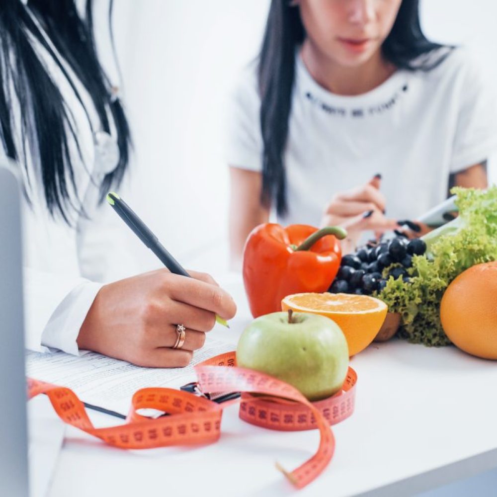 female-nutritionist-gives-consultation-to-patient-2025-03-18-20-32-56-utc-r9fbvz3i2lxhv01cvrme8rze5wn58abysv37z9hqhk